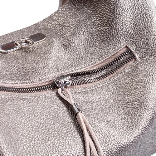 กระเป๋าหนังสีเงินเมทัลลิกที่มีการตกแต่งพื้นผิวแบบลายกรวด