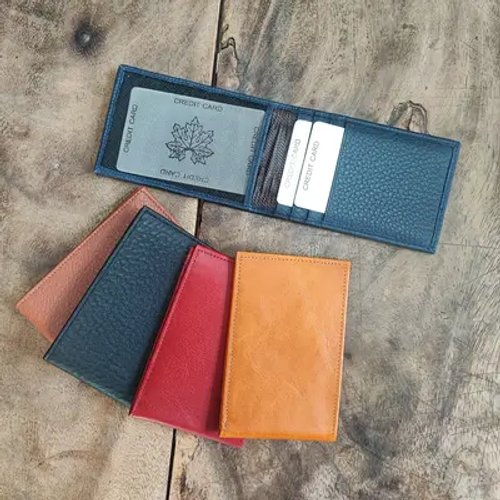 กระเป๋าใส่บัตรหนังหลากสีสันวางเรียงกันอย่างมีสไตล์