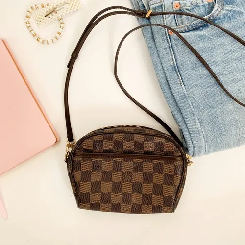 กระเป๋าครอสบอดี้ลายตารางหมากรุก แมทช์กับลุคแคชชวล