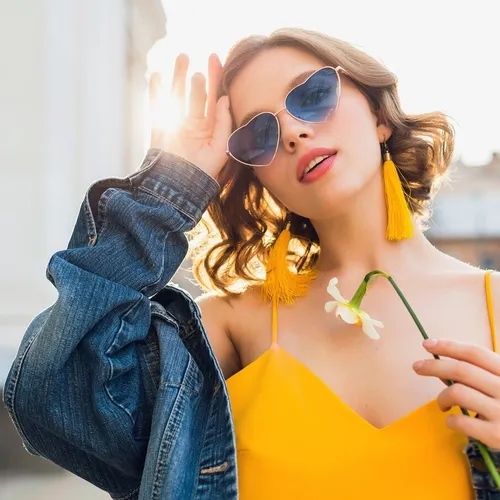 ผู้หญิงยิ้มสดใสกับการแต่งตัวที่สะท้อนตัวตน ช่วยสร้างความประทับใจแรกพบ