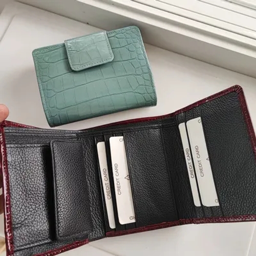 กระเป๋าสตางค์หนังแท้ที่ต้องการการดูแลพิเศษเพื่อป้องกันความเสียหายจากแสงแดด