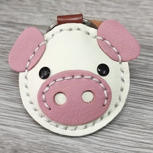 พวงกุญแจหมูหนังแท้เย็บมือ สีน้ำตาลธรรมชาติ ห้อยกระเป๋า - 05