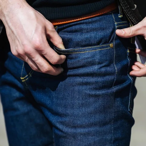 กางเกงยีนส์สีเข้มเป็นไอเท็มที่แมตช์ง่ายและดูดีเสมอ