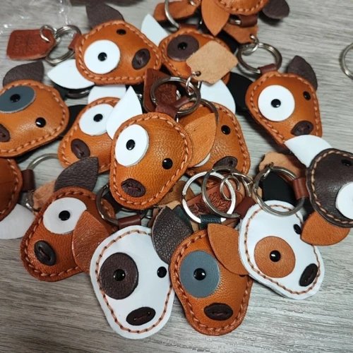 พวงกุญแจสุนัขหนังแท้แฮนด์เมด รูปหมาไทยและบลูเทอเรีย งานฝีมือเย็บประณีตสีน้ำตาลและขาวด่าง - 06