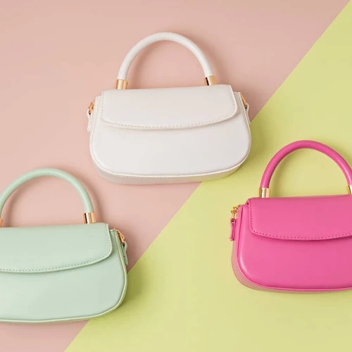 ไอเดียแต่งตัวกระเป๋าสีขาวหลากหลายทรง เพื่อคอมพลีทลุคสุดชิคในทุกโอกาส