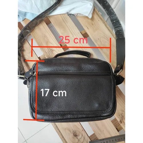 กระเป๋าถือหนังแท้ชามัวส์สีน้ำตาลเข้ม ดีไซน์คลาสสิก พร้อมสายสะพายปรับระดับได้ วางบนพื้นหลังสีขาว - 03