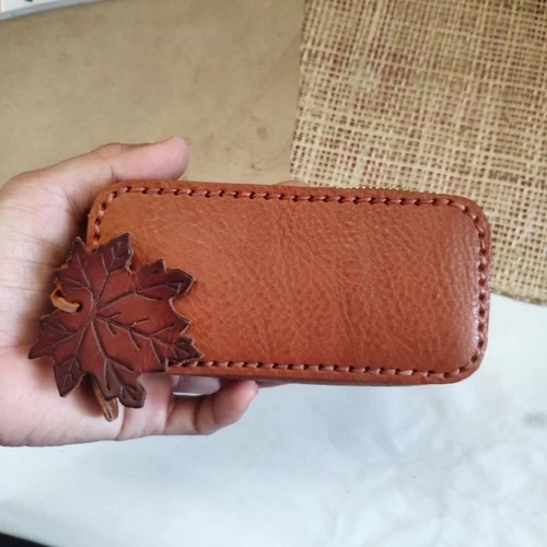 กระเป๋าหนังแท้ฟอกฝาดอิตาลีสีน้ำตาลธรรมชาติ ทรงยาวซิปรูด สำหรับใส่เหรียญและบัตร งานแฮนด์เมด - 01