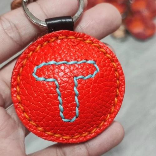 พวงกุญแจตัวอักษรภาษาอังกฤษ ดีไซน์หนังถัก หนังวัวแท้ สีน้ำตาล สำหรับห้อยกุญแจรถและตกแต่งกระเป๋า - 03