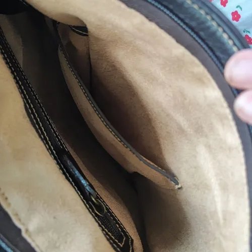 กระเป๋าสะพายข้างหนังแท้ชามัวส์สีน้ำตาลเข้ม ดีไซน์คลาสสิกสำหรับผู้ชายและผู้หญิง - 02