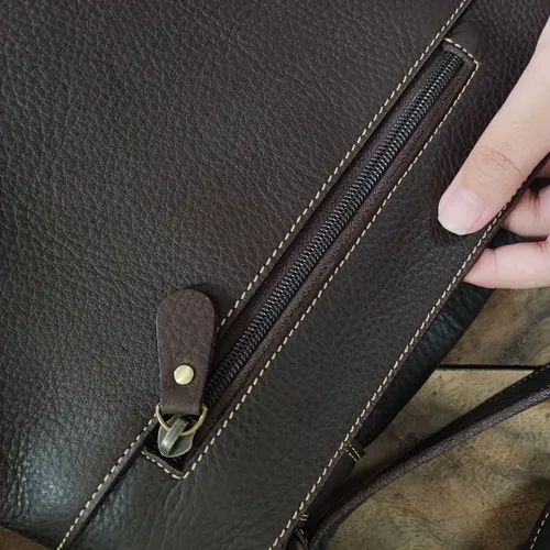 กระเป๋าสะพายข้างหนังแท้ชามัวส์สีน้ำตาลเข้ม ดีไซน์คลาสสิกสำหรับผู้ชายและผู้หญิง - 01