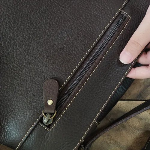 กระเป๋าสะพายข้างหนังแท้ชามัวส์สีน้ำตาลเข้ม ดีไซน์คลาสสิกสำหรับผู้ชายและผู้หญิง - 01