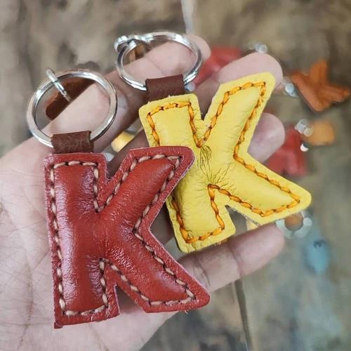 พวงกุญแจตัว K หนังแท้ 100% งานแฮนด์เมดดีไซน์เรียบหรู สีหนังธรรมชาติ - 05