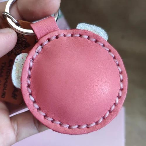 พวงกุญแจหมูหนังแท้เย็บมือ สีน้ำตาลธรรมชาติ ห้อยกระเป๋า - 03