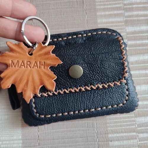 พวงกุญแจหนังสลักชื่อ MARAH เป็นของชำร่วยแทนความทรงจำ