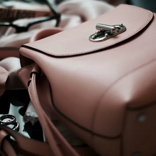 กระเป๋าถือหนัง PVC สีชมพูพร้อมตัวล็อกโลหะ