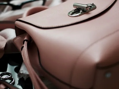 ภาพปกของบทความ PVC ต่างกับ PU อย่างไร? เปิดโลกวัสดุหนังเทียมที่คุณต้องรู้ก่อนช้อป!