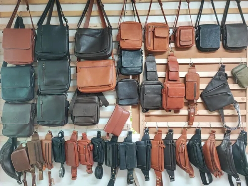 กระเป๋าหนังหลากหลายรูปแบบที่ผู้ซื้อต้องพิจารณาถึงความแตกต่างของวัสดุหนังแท้และหนัง PU