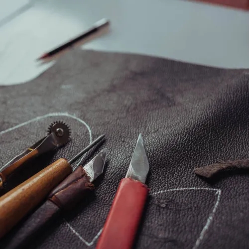 เครื่องมือช่างหนังวางบนแผ่นหนัง Full Grain พร้อมใช้งาน