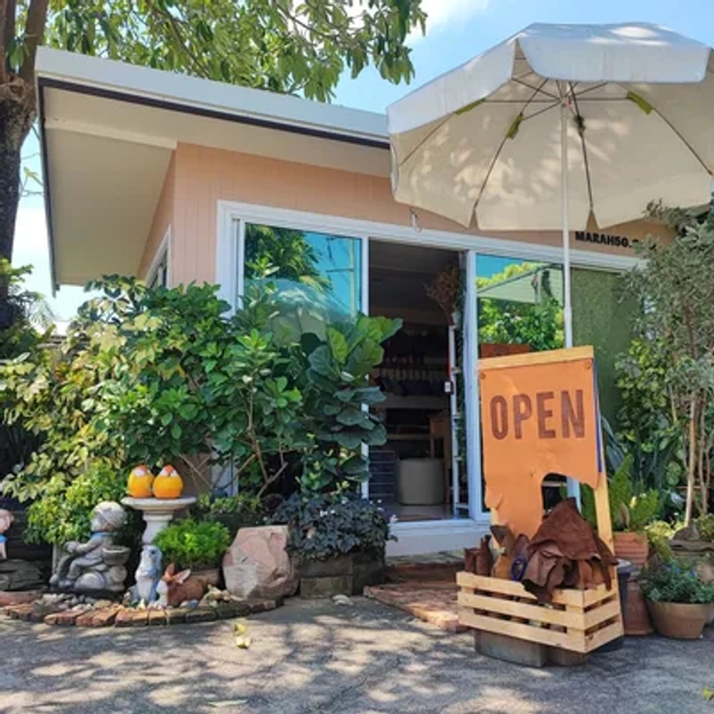 หน้าร้านขายกระเป๋าหนัง sabuykapao