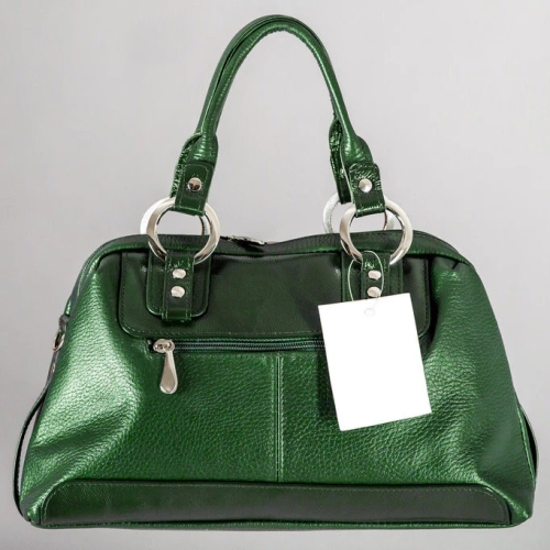 กระเป๋าถือหนังสีเขียวเข้มเมทัลลิก ดีไซน์หรูพร้อมอะไหล่เงินและหูหิ้วคู่