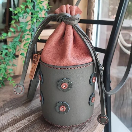 กระเป๋าหนังดีไซน์สวยที่ควรเก็บรักษาในที่ร่มเพื่อคงความงาม