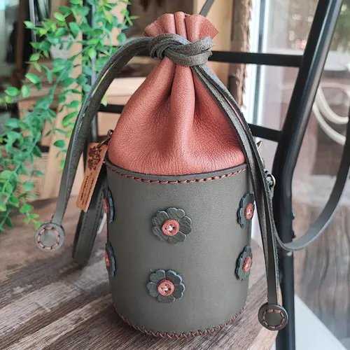 ภาพปกของบทความ กระเป๋าหนังเปียกน้ำทำยังไง? วิธีแก้ไขและการดูแลกระเป๋าหนังที่ถูกวิธี