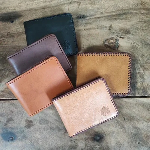 กระเป๋าสตางค์หนังแท้แฮนด์เมด 5 ใบที่แสดงถึงงานฝีมืออันประณีต