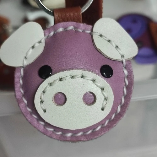 พวงกุญแจหมูหนังแท้เย็บมือ สีน้ำตาลธรรมชาติ ห้อยกระเป๋า - 06