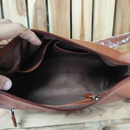 กระเป๋าสะพายข้างหนังแท้สีน้ำตาลทำจากหนังออยล์ ดีไซน์เรียบหรูคลาสสิกพร้อมสายสะพายปรับระดับได้ - 03