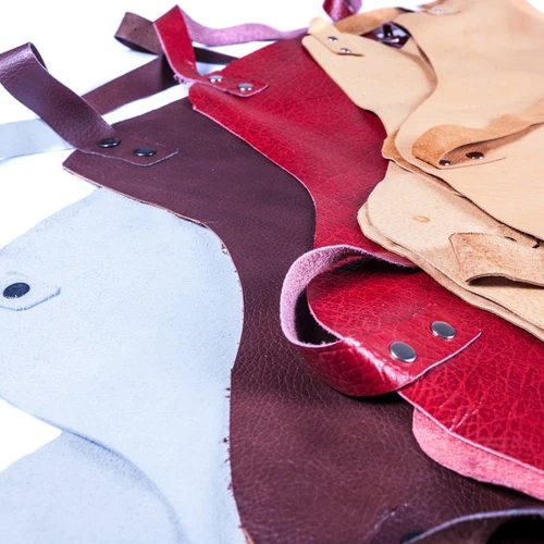 วัสดุหนังหลากหลายสีสันที่ใช้ผลิตผ้ากันเปื้อนสำหรับช่างทำผมและบาร์เบอร์