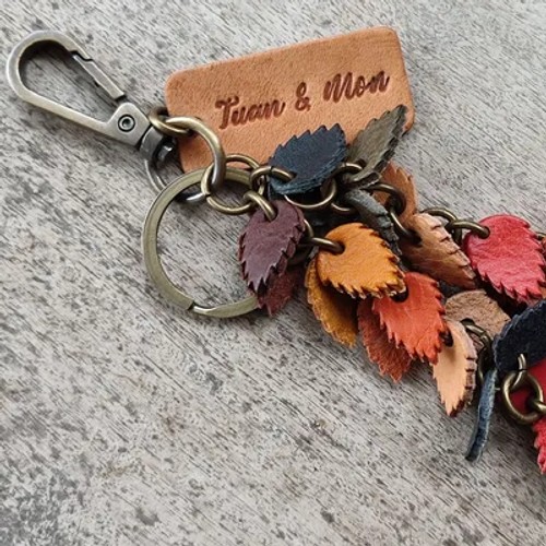 พวงกุญแจใบไม้หนังแท้ คละสีสวยงาม พร้อมบริการใส่ชื่อ งานแฮนด์เมดสุดน่ารัก