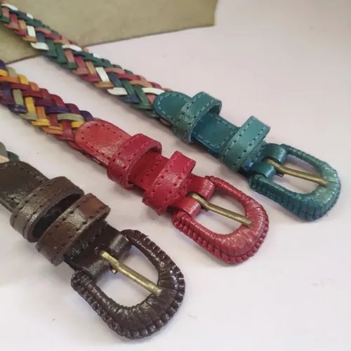 เข็มขัดหนังแท้สายถักแบนสีน้ำตาล ทำจากหนังวัวแท้ 100% หัวเข็มขัดสีเงิน - 01