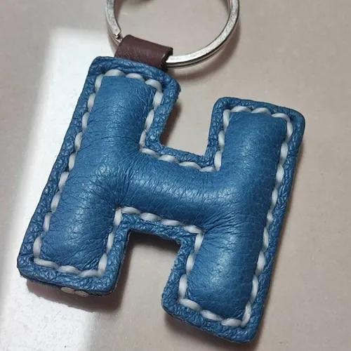 พวงกุญแจหนังแท้ ตัวอักษร H สีน้ำตาล งานแฮนด์เมดเย็บมือ ดีไซน์เรียบหรู - 07
