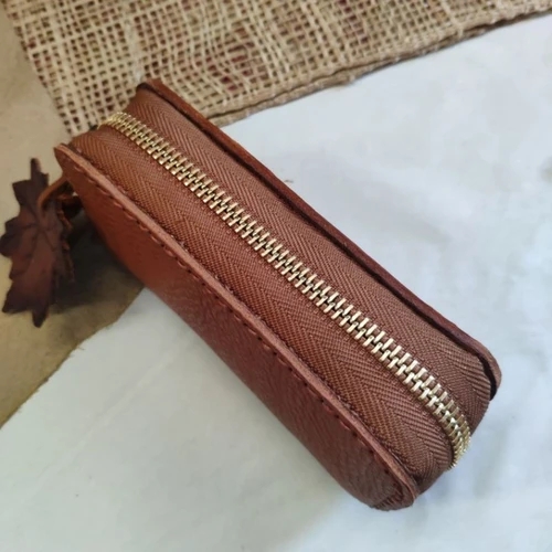 กระเป๋าหนังแท้ฟอกฝาดอิตาลีสีน้ำตาลธรรมชาติ ทรงยาวซิปรูด สำหรับใส่เหรียญและบัตร งานแฮนด์เมด - 07