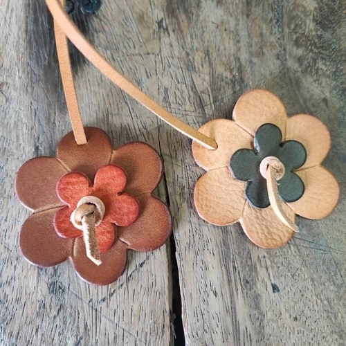 พวงกุญแจดอกไม้หนังแท้ฟอกฝาดสีธรรมชาติ งานแฮนด์เมดเย็บมือสำหรับใช้ห้อยกุญแจและห้อยกระเป๋า - 03