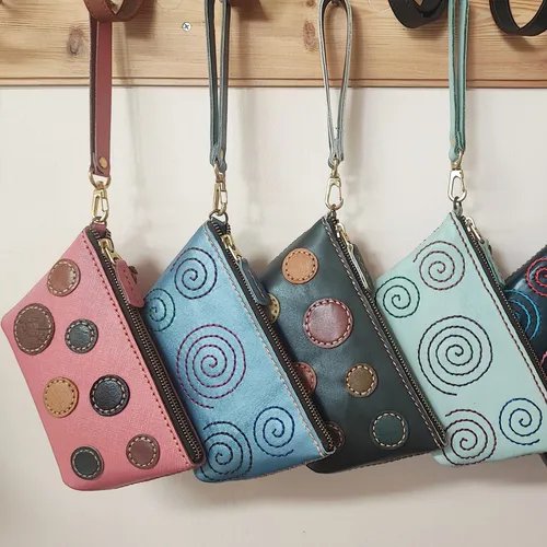 ภาพปกของบทความ กระเป๋าสตางค์คล้องมือ: ประกายเสน่ห์ที่มาพร้อมความสะดวกสบาย