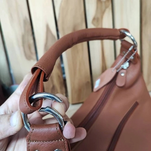 กระเป๋าถือหนังแท้สีพื้น ดีไซน์เรียบหรู ผลิตจากหนังชามัวร์นุ่มพิเศษ ขนาดพกพา - 04