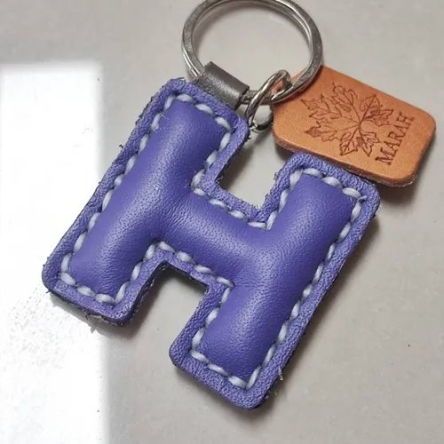 พวงกุญแจหนังแท้ ตัวอักษร H สีน้ำตาล งานแฮนด์เมดเย็บมือ ดีไซน์เรียบหรู - 06