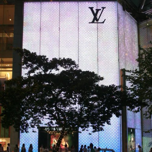 อาคารร้าน Louis Vuitton ที่สะท้อนถึงความหรูหราและงานฝีมือ