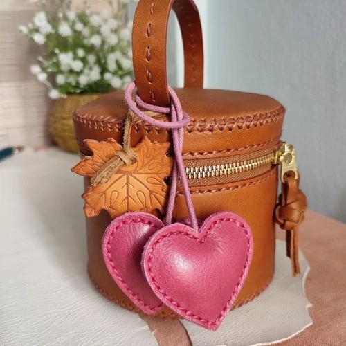 ที่ห้อยกระเป๋าหนังแท้รูปหัวใจ สีสวย งานแฮนด์เมดเย็บมือ สำหรับตกแต่งกระเป๋าและพวงกุญแจ - 06