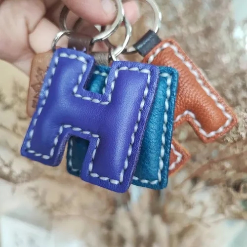 พวงกุญแจหนังแท้ ตัวอักษร H สีน้ำตาล งานแฮนด์เมดเย็บมือ ดีไซน์เรียบหรู - 02