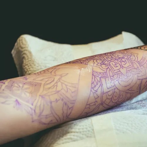 แบบร่างรอยสักลายมันดาลาบนแขนก่อนลงมือสักจริง