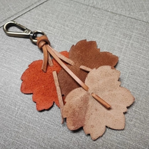 พวงกุญแจใบไม้หนังแท้สีน้ำตาล งานแฮนด์เมดดีไซน์วินเทจสำหรับห้อยกุญแจรถและตกแต่งกระเป๋า - 03