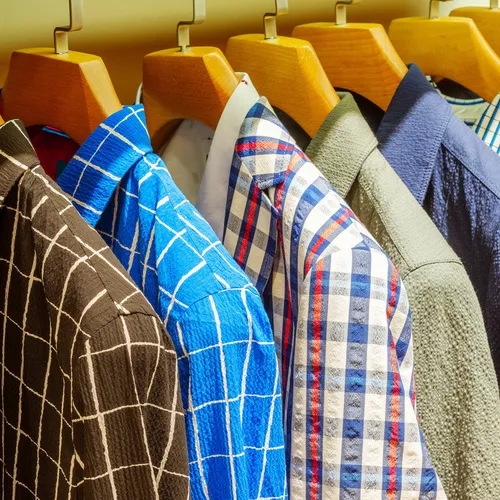 เสื้อเชิ้ตหลายตัวในตู้เสื้อผ้า สะท้อนพฤติกรรมการเลือกซื้อเสื้อผ้าแบบ Slow Fashion