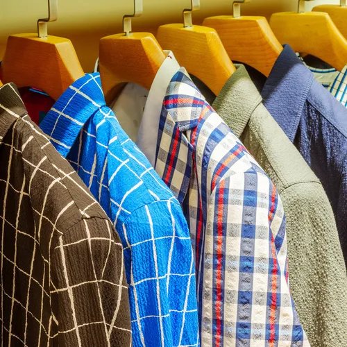 เสื้อเชิ้ตหลายตัวในตู้เสื้อผ้า สะท้อนพฤติกรรมการเลือกซื้อเสื้อผ้าแบบ Slow Fashion