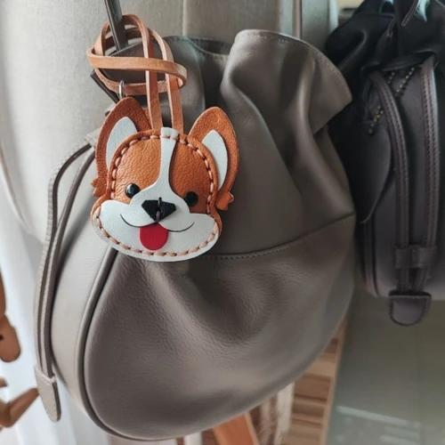 ที่ห้อยกระเป๋าคอร์กี้หนังแท้ งานแฮนด์เมดเย็บมือสีน้ำตาลขาวสำหรับตกแต่งกระเป๋า - 03