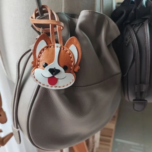 ที่ห้อยกระเป๋าคอร์กี้หนังแท้ งานแฮนด์เมดเย็บมือสีน้ำตาลขาวสำหรับตกแต่งกระเป๋า - 03