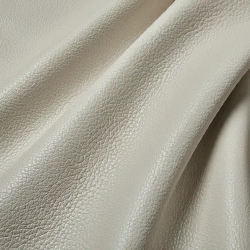 ภาพระยะใกล้ของหนังลูกวัวสีครีมอ่อน มีพื้นผิวละเอียดและรอยยับตามธรรมชาติ