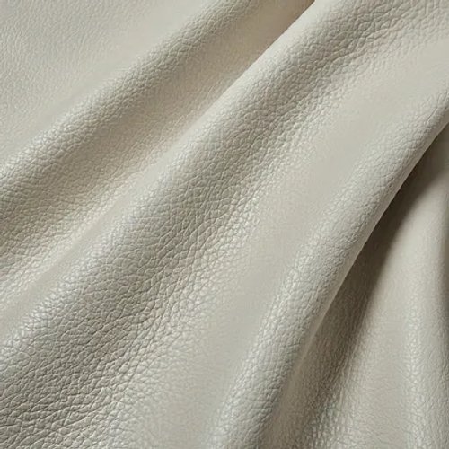 ภาพระยะใกล้ของหนังลูกวัวสีครีมอ่อน มีพื้นผิวละเอียดและรอยยับตามธรรมชาติ