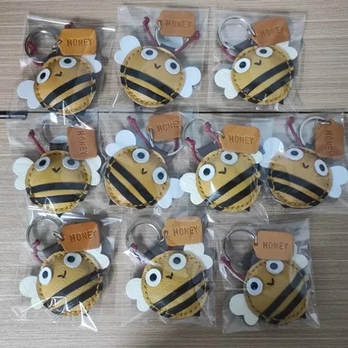 พวงกุญแจหนังแท้รูปผึ้งงานทำมือ เหมาะสำหรับแจกเป็นของชำร่วยงานแต่ง